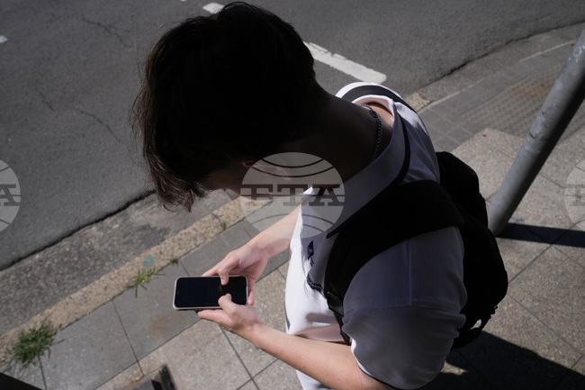 Тийнейджърите в ЕС възприемат влиянието на социалните медии по-положително в сравнение с техните родители, се казва в проучване