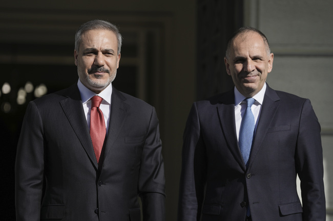 Външните министри на Гърция и Турция са обсъдили в Брюксел следващите стъпки в диалога между страните им, според дипломатически източници