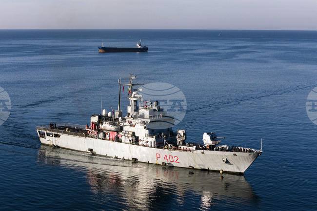 Италиански кораб ще пристигне днес в Албания с 49 мигранти на борда