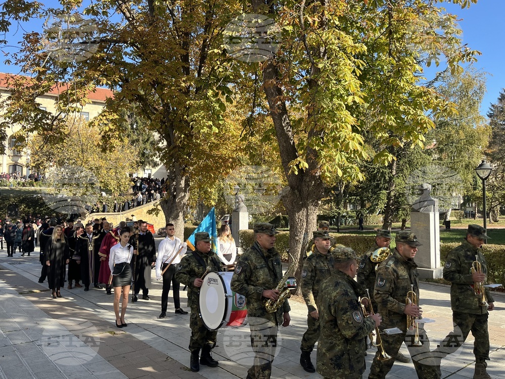 Стопанската академия в Свищов тържествено отбеляза патронния си празник и 88 години от откриването си