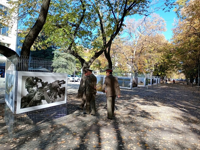 Фотоизложба под надслов „Сухопътни войски сме там, където има нужда от нас!“ подредиха до Община Стара Загора