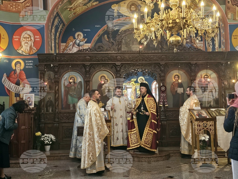 Главиницкият епископ Макарий и свещеници от Русенска митрополия отслужиха литургия в прослава на архангел Михаил в едноименния храм в Русе