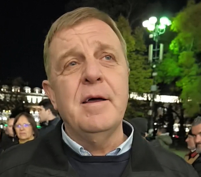 Каракачанов за „Оръжията и човекът“: Гавра с паметта на предците ни! Умнокрасивитетът няма права над българската култура!