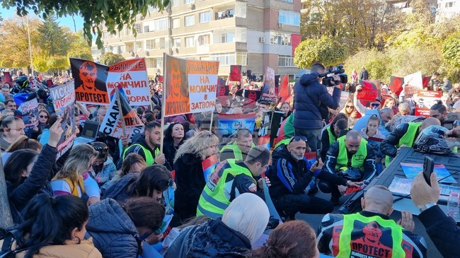 Протестиращи поискаха оставки на полицейски служители от Попово и на директора на ОДМВР в Търговище заради смъртта на моторист