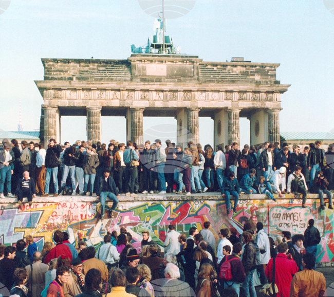 Преди 35 години е разрушена Берлинската стена - един от символите на Студената война