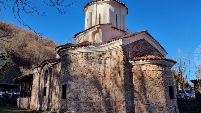 Трънският манастир „Свети Архангел Михаил“ ще отбележи храмовия си празник с водосвет и курбан