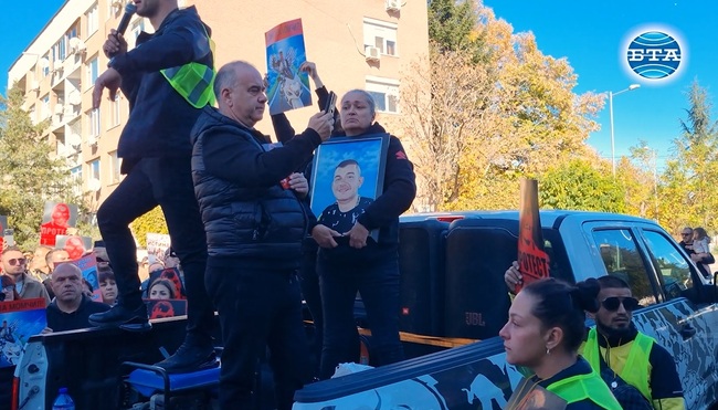 Протестиращи поискаха оставки на полицейски служители от Попово и на директора на ОДМВР в Търговище заради смъртта на моторист