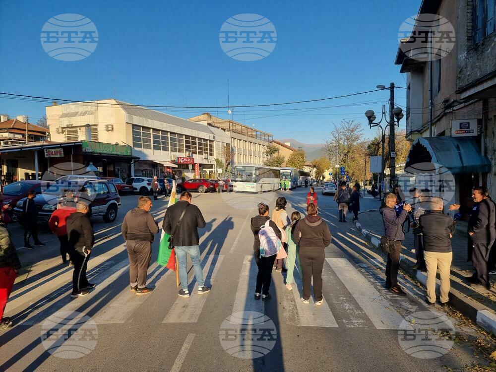 Жители на община Кочериново блокираха пътя за Рилския манастир заради проблеми с водоснабдяването