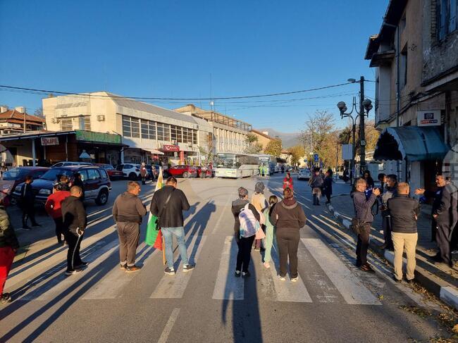 Жители на община Кочериново блокираха пътя за Рилския манастир заради проблеми с водоснабдяването