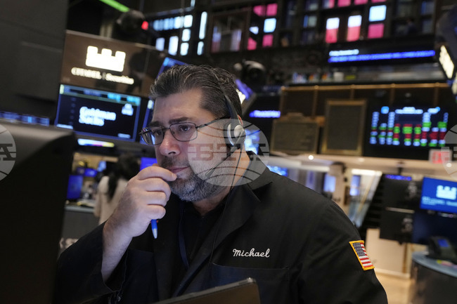 Уолстрийт откри разнопосочно в очакване на нова серия макроданни