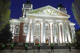 Народен театър - охрана