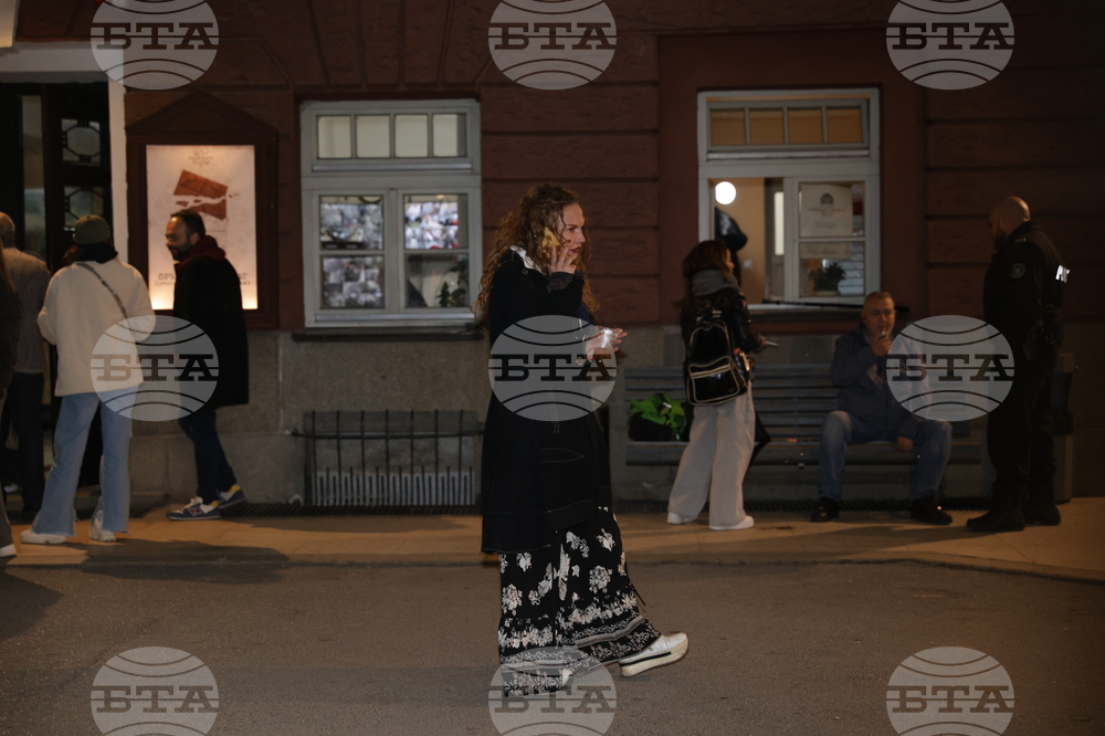 Народен театър - граждани в подкрепа на пиесата "Оръжията и човекът"