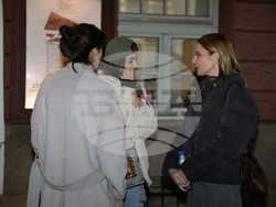 Народен театър - граждани в подкрепа на пиесата "Оръжията и човекът"