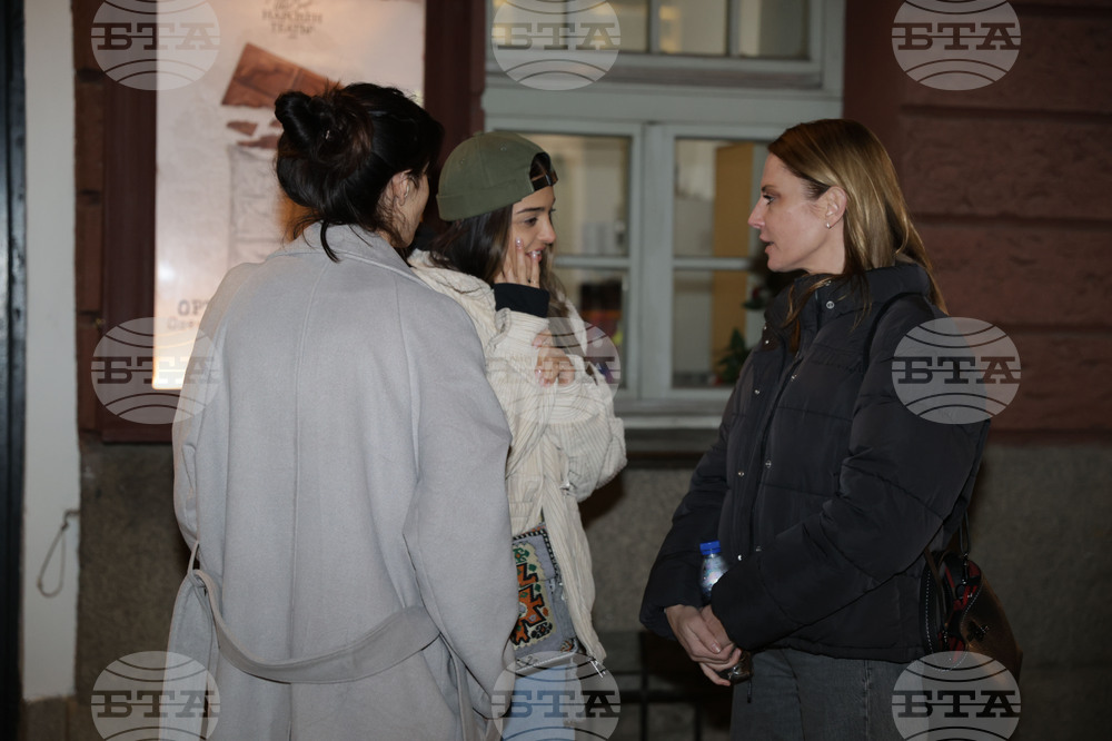 Народен театър - граждани в подкрепа на пиесата "Оръжията и човекът"