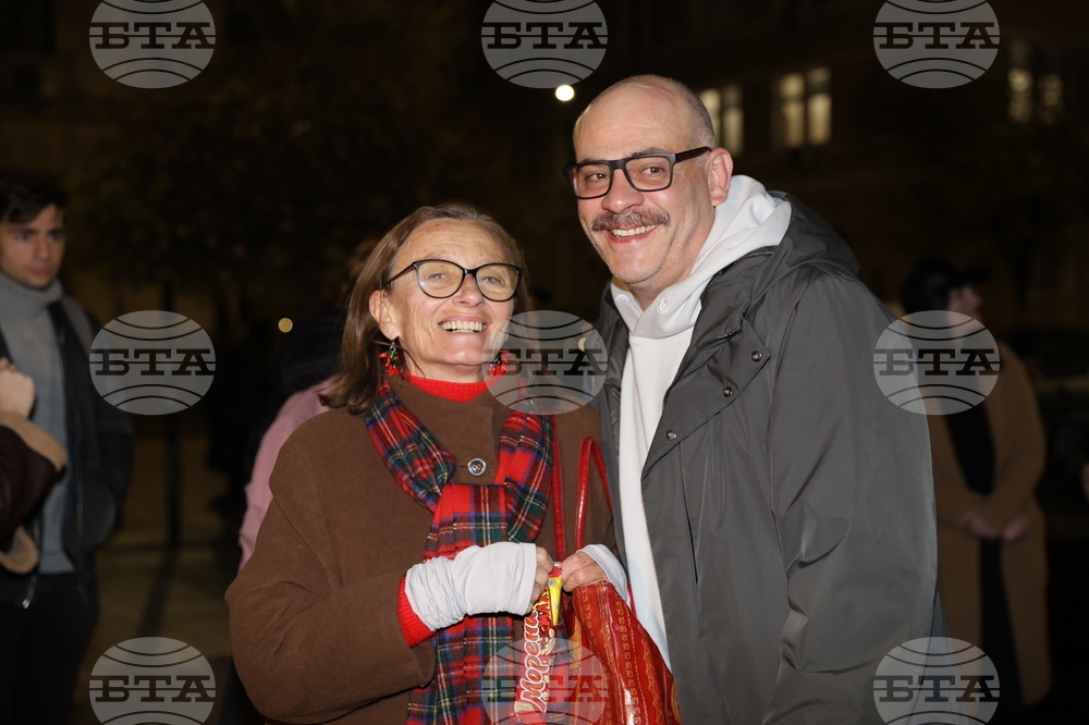 Народен театър - граждани в подкрепа на пиесата "Оръжията и човекът"