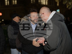 Народен театър - граждани в подкрепа на пиесата "Оръжията и човекът"