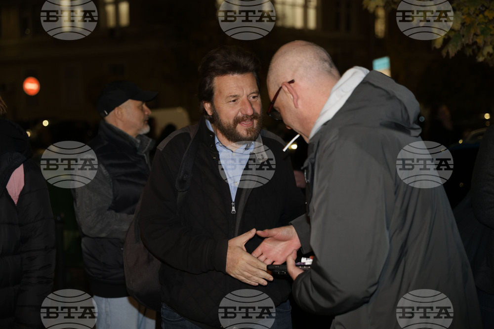 Народен театър - граждани в подкрепа на пиесата "Оръжията и човекът"