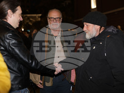 Народен театър - граждани в подкрепа на пиесата "Оръжията и човекът"