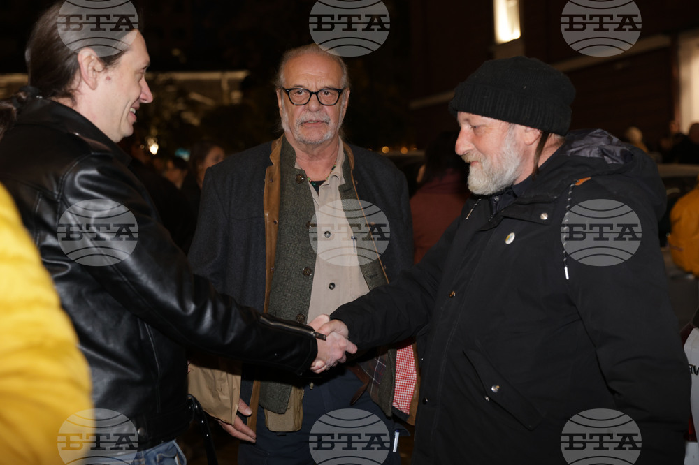 Народен театър - граждани в подкрепа на пиесата "Оръжията и човекът"