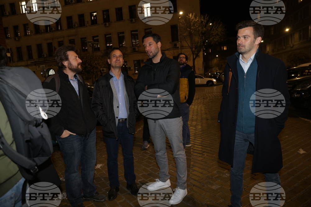 Народен театър - граждани в подкрепа на пиесата "Оръжията и човекът"