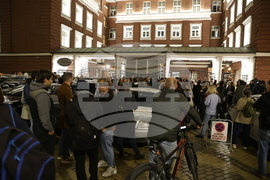 Народен театър - граждани в подкрепа на пиесата "Оръжията и човекът"