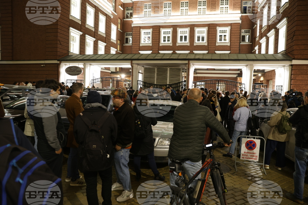 Народен театър - граждани в подкрепа на пиесата "Оръжията и човекът"