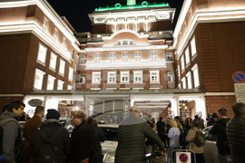 Народен театър - граждани в подкрепа на пиесата "Оръжията и човекът"