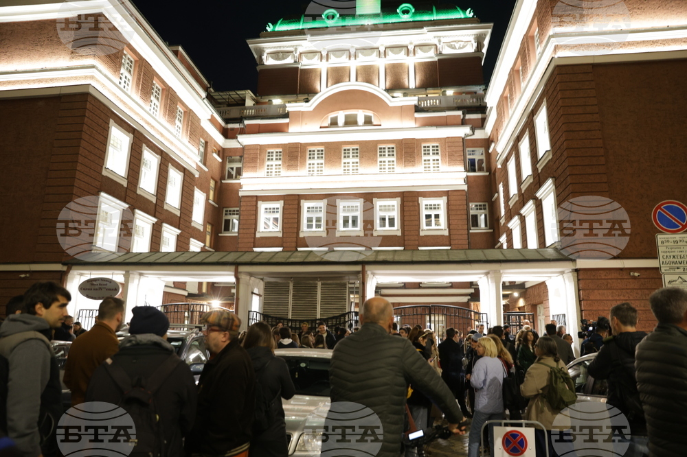 Народен театър - граждани в подкрепа на пиесата "Оръжията и човекът"