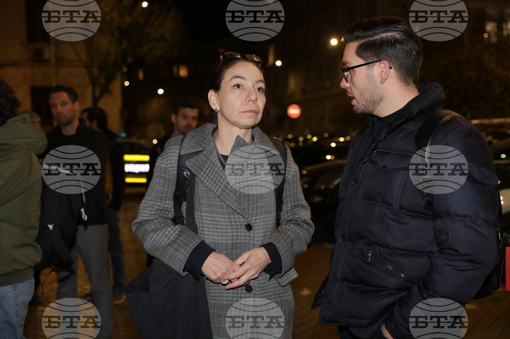 Народен театър - граждани в подкрепа на пиесата "Оръжията и човекът"