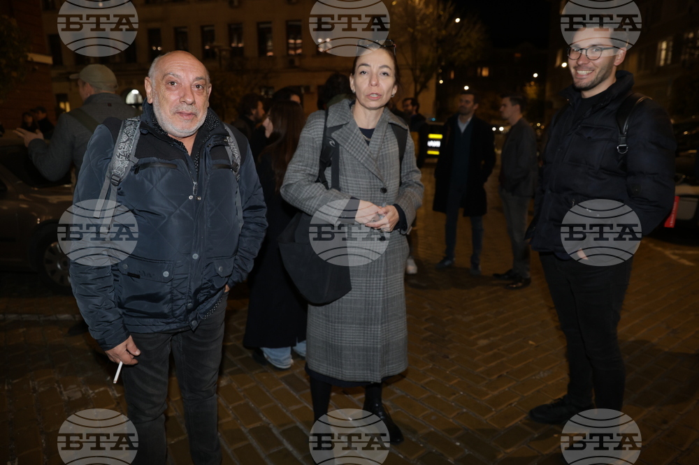 Народен театър - граждани в подкрепа на пиесата "Оръжията и човекът"