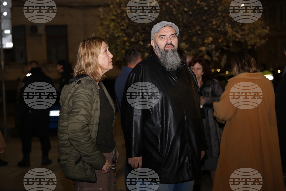 Народен театър - граждани в подкрепа на пиесата "Оръжията и човекът"