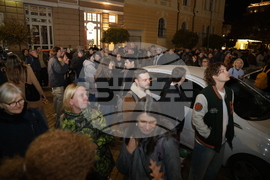 Народен театър - граждани в подкрепа на пиесата "Оръжията и човекът"