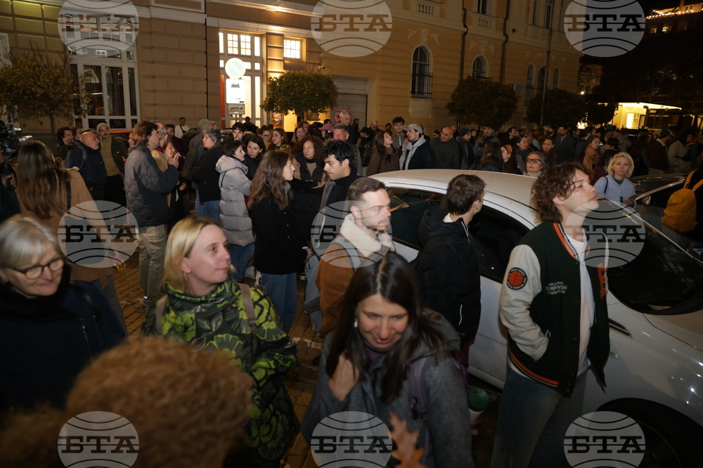 Народен театър - граждани в подкрепа на пиесата "Оръжията и човекът"