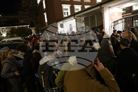 Народен театър - граждани в подкрепа на пиесата "Оръжията и човекът"