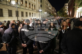 Народен театър - граждани в подкрепа на пиесата "Оръжията и човекът"