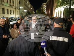 Народен театър - граждани в подкрепа на пиесата "Оръжията и човекът"