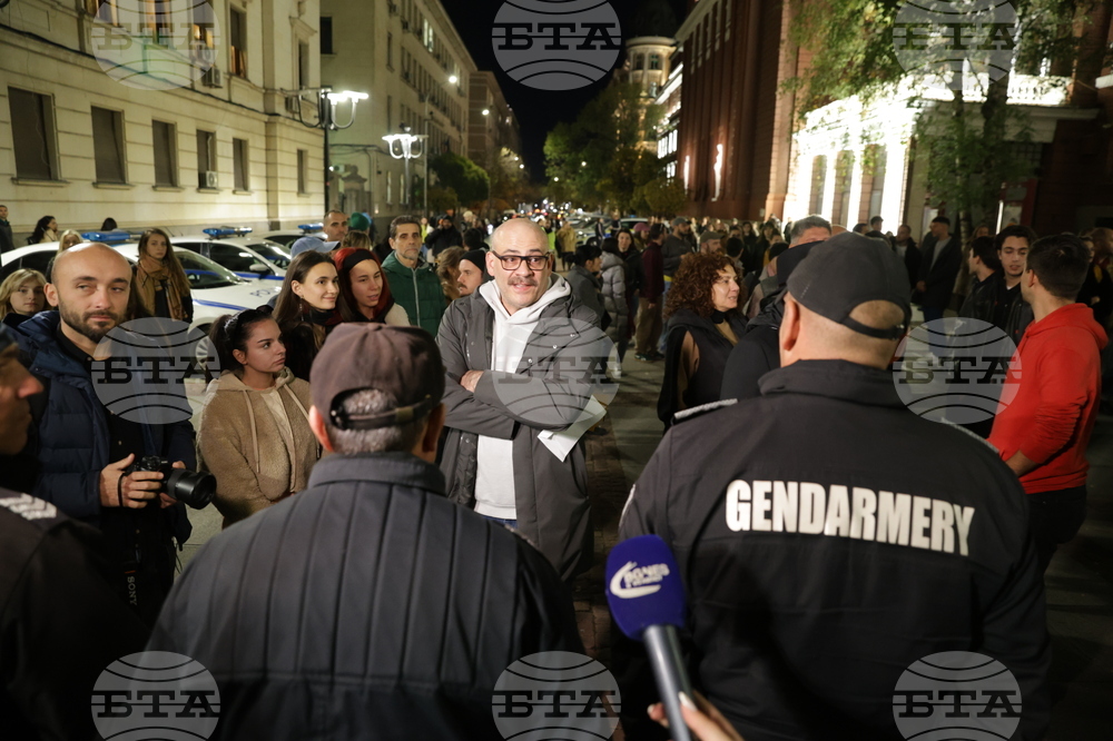 Народен театър - граждани в подкрепа на пиесата "Оръжията и човекът"