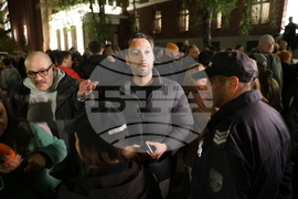 Народен театър - граждани в подкрепа на пиесата "Оръжията и човекът"