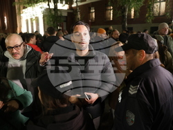 Народен театър - граждани в подкрепа на пиесата "Оръжията и човекът"