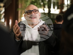 Народен театър - граждани в подкрепа на пиесата "Оръжията и човекът"