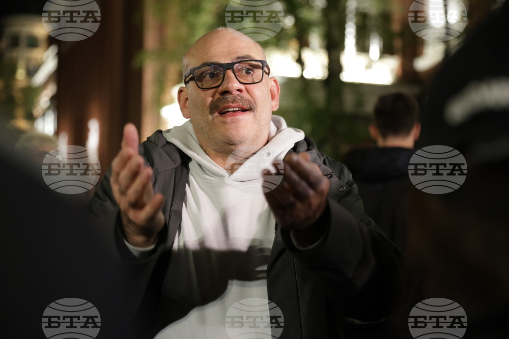 Народен театър - граждани в подкрепа на пиесата "Оръжията и човекът"