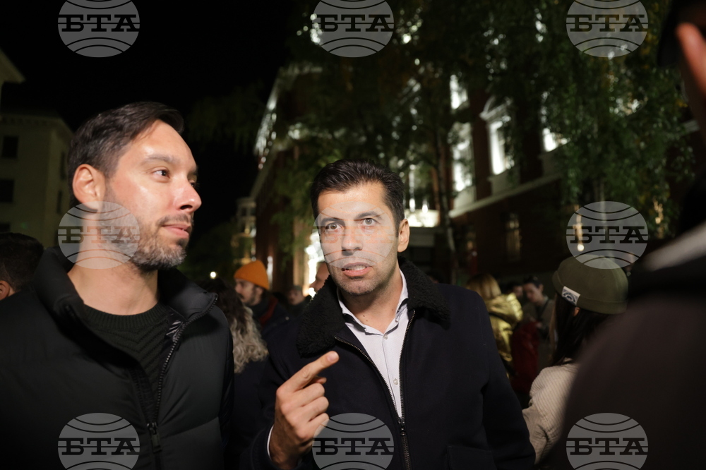 Народен театър - граждани в подкрепа на пиесата "Оръжията и човекът"