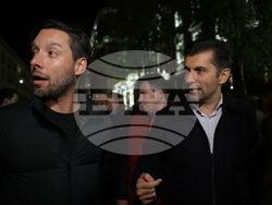 Народен театър - граждани в подкрепа на пиесата "Оръжията и човекът"