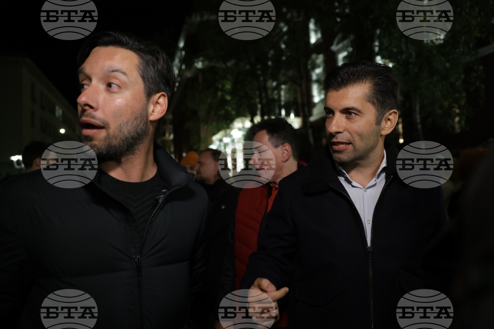 Народен театър - граждани в подкрепа на пиесата "Оръжията и човекът"