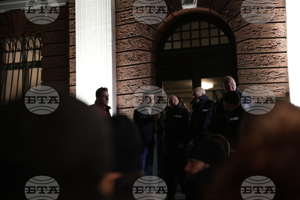 Народен театър - граждани в подкрепа на пиесата "Оръжията и човекът"