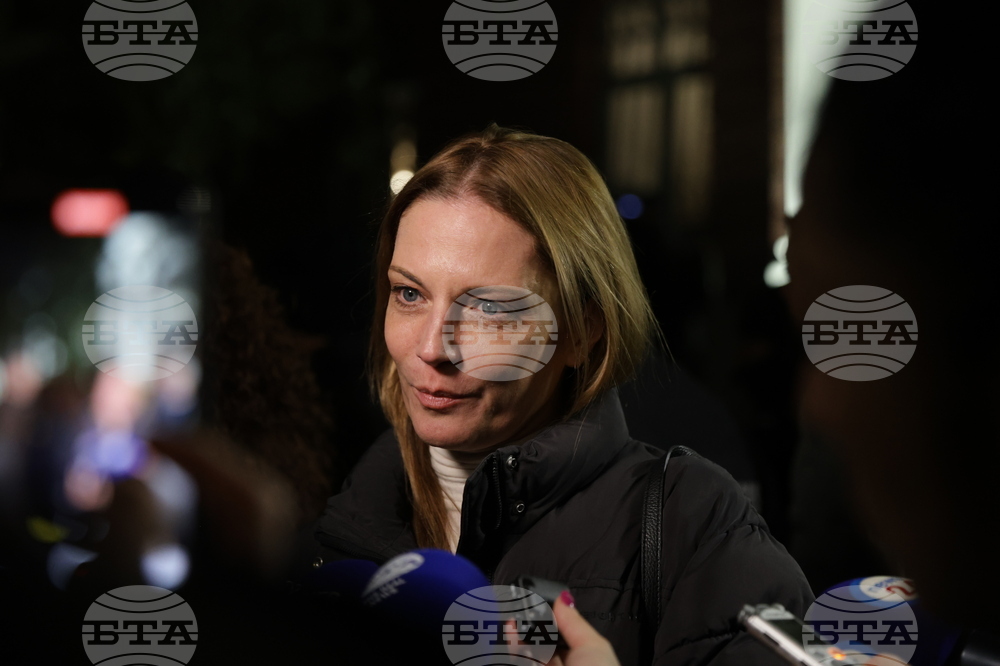 Народен театър - граждани в подкрепа на пиесата "Оръжията и човекът"