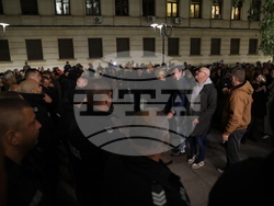 Народен театър - граждани в подкрепа на пиесата "Оръжията и човекът"