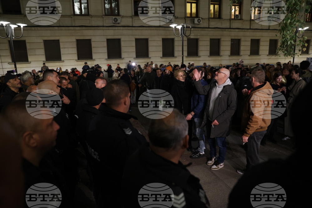 Народен театър - граждани в подкрепа на пиесата "Оръжията и човекът"