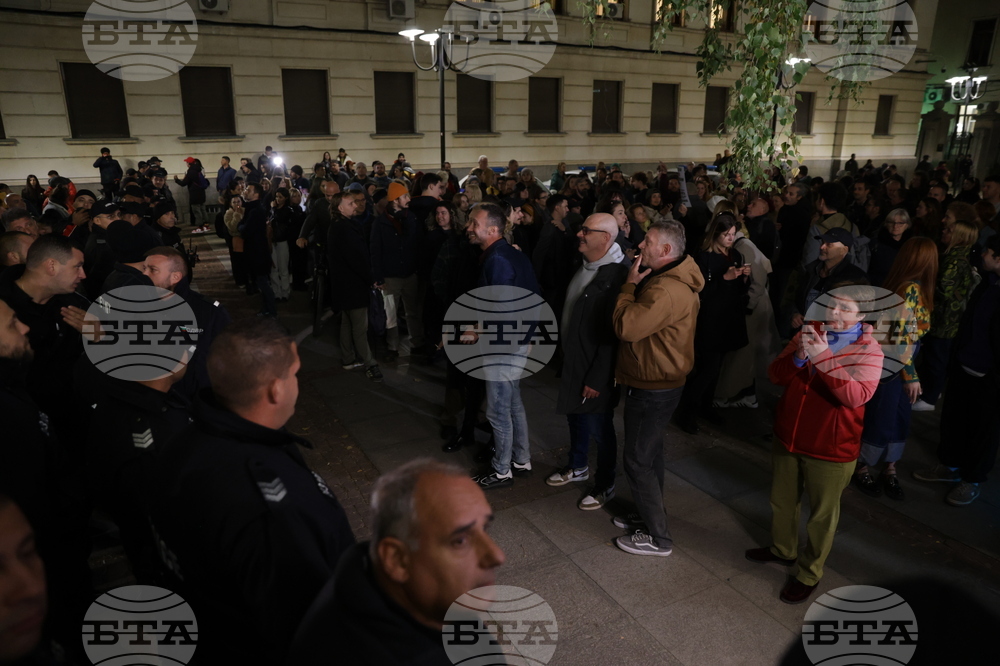 Народен театър - граждани в подкрепа на пиесата "Оръжията и човекът"