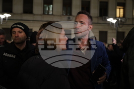 Народен театър - граждани в подкрепа на пиесата "Оръжията и човекът"